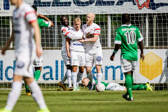 Assyriskas Simon Strand (mitten) har gjort  0-1 och jublar