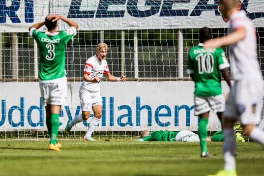 Assyriskas Simon Strand har gjort  0-1 och jublar