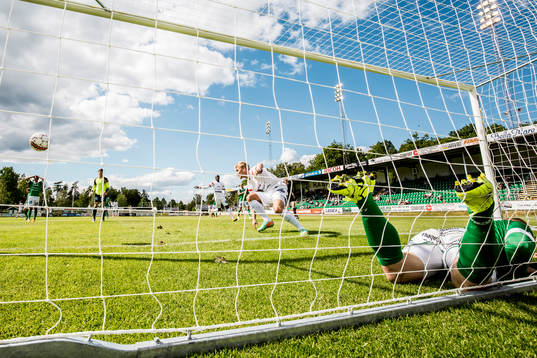 Assyriskas Simon Strand har gjort  0-1 och jublar