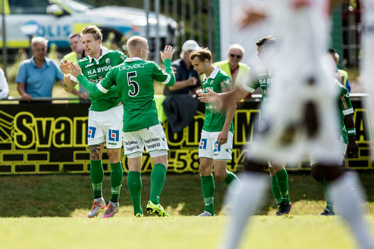 Ljungskiles Tim Nilsen har kvitterat till 1-1 och jublar