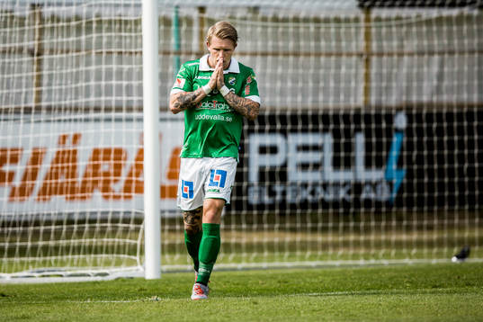 Ljungskiles Tim Nilsen har missat en målchans och deppar