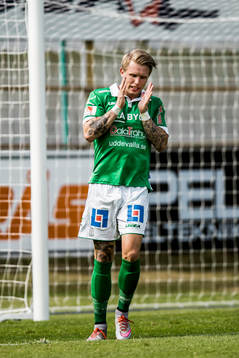 Ljungskiles Tim Nilsen har missat en målchans och deppar