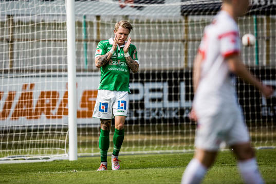 Ljungskiles Tim Nilsen har missat en målchans och deppar