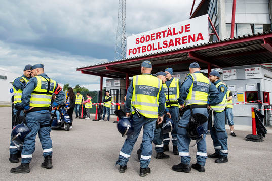Ordningsvakter på plats utanför Södertälje Fotbollsarena