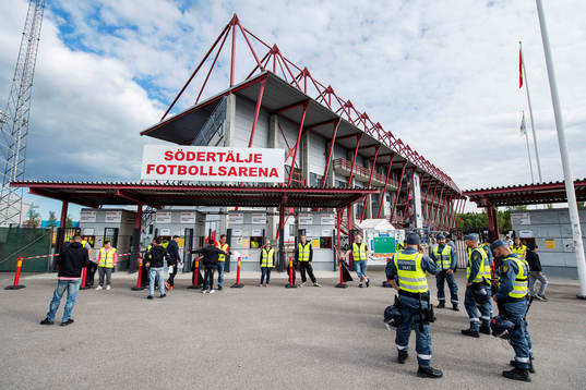 Ordningsvakter på plats utanför Södertälje Fotbollsarena
