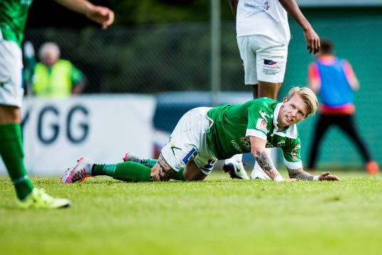 Ljungskiles Tim Nilsen liggandes på planen