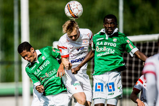 Ljungskiles Josemar Santana Silva (v) och Yussif Chibsah