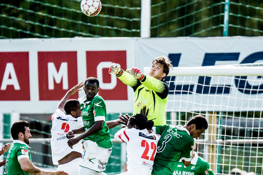 Ljungskiles målvakt August Strömberg boxar bort en hörna