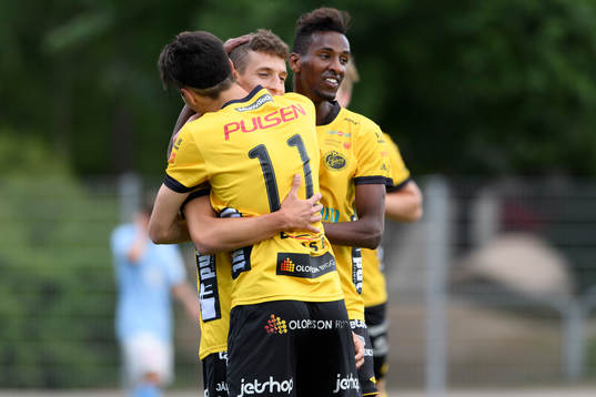 Elfsborgs Arian Kabashi (skymd) kramas om av Mattias