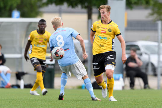 Elfsborgs Simon Olsson tar sig förbi Malmö FFs Johan