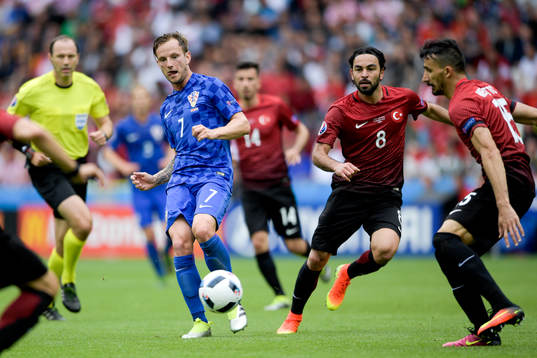 Kroatiens Ivan Rakitic och Turkiets Selcuk Inan