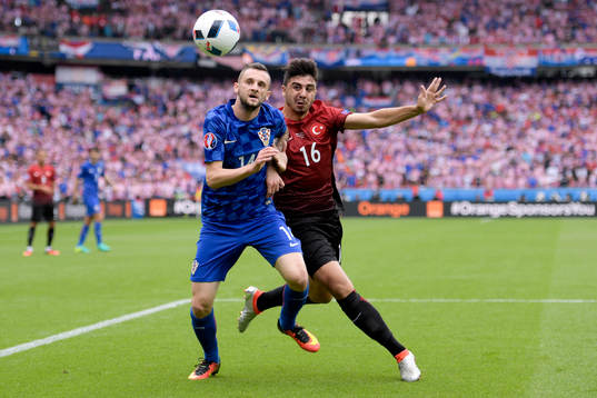 Kroatiens Marcelo Brozovic och Turkiets Ozan Tufan