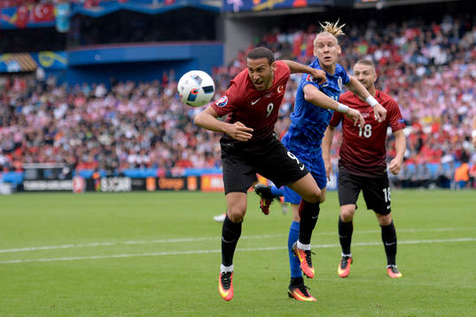 Turkiets Cenk Tosun och Kroatiens Domagoj Vida