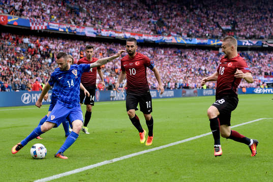 Kroatiens Marcelo Brozovic och Turkiets Oguzhan Özyakup,