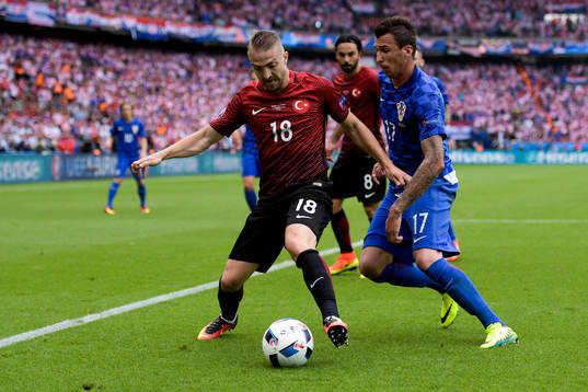 Turkiets Caner Erkin och Kroatiens Mario Mandzukic
