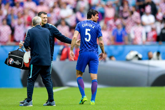 Kroatiens Vedran Corluka blöder