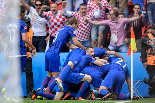 Kroatiens Luka Modric jublar med lagkamraterna