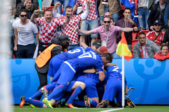 Kroatiens Luka Modric jublar med lagkamraterna