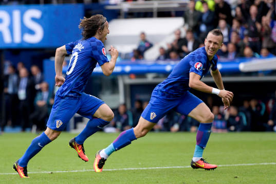 Kroatiens Luka Modric och Ivan Perisic jublar