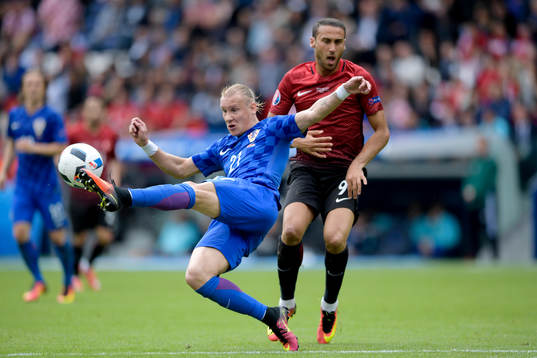 Kroatiens Domagoj Vida rensar bort framför Turkiets Cenk
