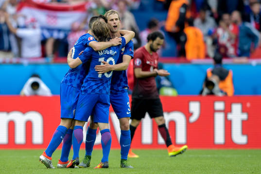 Kroatiens spelare med Luka Modric i spetsen jublar