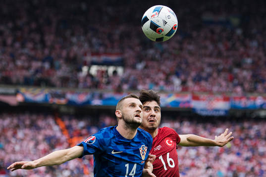Kroatiens Marcelo Brozovic och Turkiets Ozan Tufan
