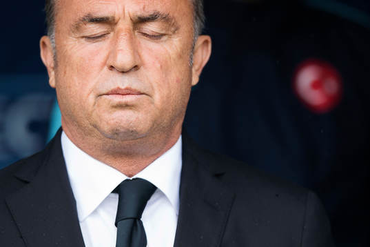 Turkiets förbundskapten Fatih Terim blundar när