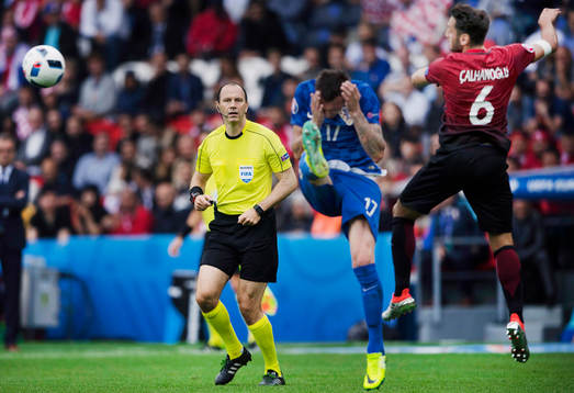 Domare Jonas Eriksson ser Kroatiens Mario Mandzukic och