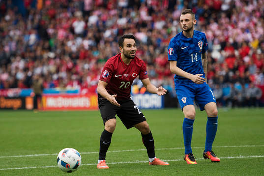 Turkiets Volkan Sen reagerar bredvid Kroatiens Marcelo