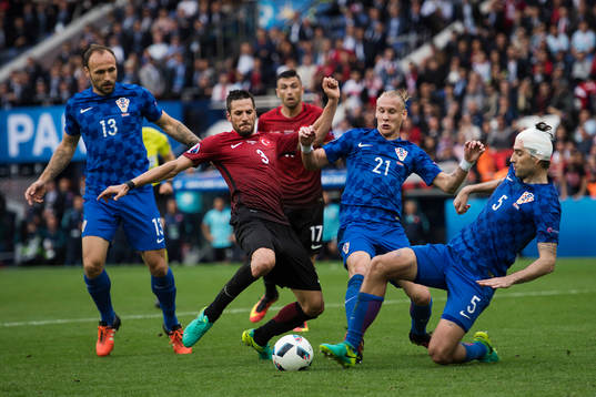 Turkiets Hakan Balta i en duell med Kroatiens Gordon