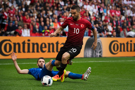 Turkiets Arda Turan hoppar över Kroatiens Milan Badelj