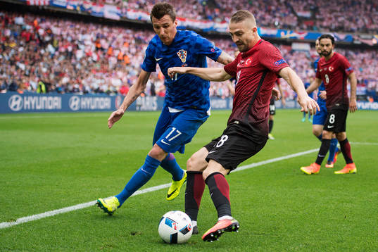 Kroatiens Mario Mandzukic och Turkiets Selcuk Inan
