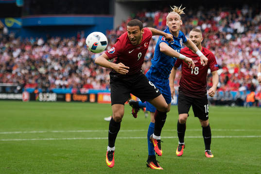 Turkiets Cenk Tosun och Kroatiens Domagoj Vida