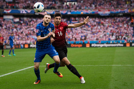 Kroatiens Marcelo Brozovic och Turkiets Ozan Tufan