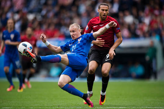 Kroatiens Domagoj Vida rensar undan framför Turkiets Cenk