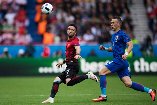 Turkiets Gökhan Gönül och Kroatiens Ivan Perisic