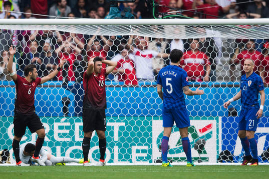 Turkiets Hakan Calhanoglu och Ozan Tufan reagerar