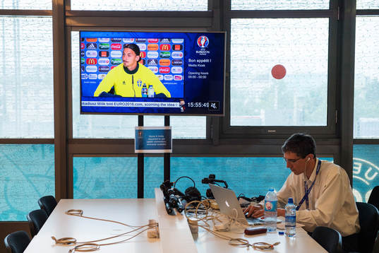 En tv-skärm visar Zlatan Ibrahimovic när en journalist