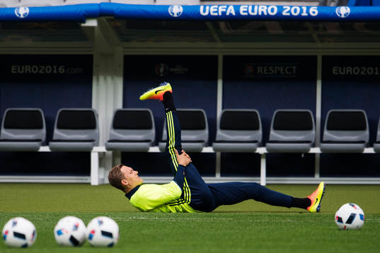 Ludwig Augustinsson stretchar