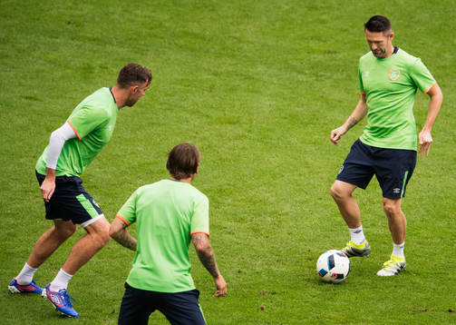 Robbie Keane (t h)