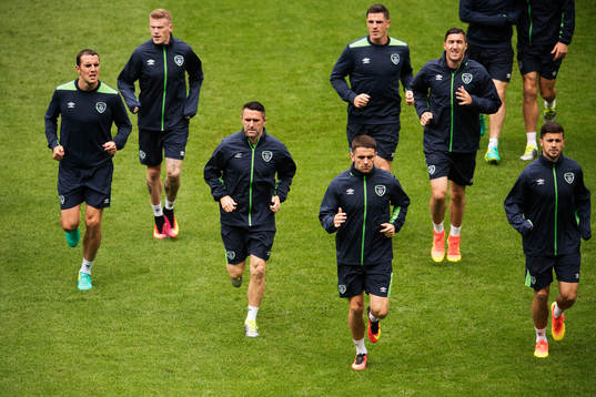 Robbie Keane (tredje från vänster)