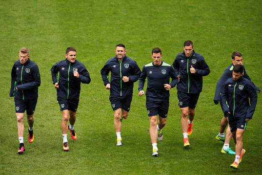Robbie Brady (andra från vänster) och Robbie Keane