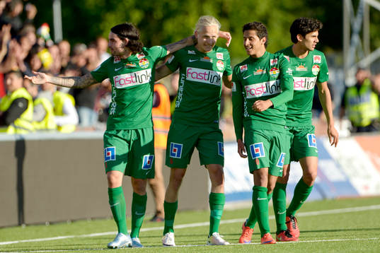 Dalkurds Henrik Löfkvist jublar med lagkamrater