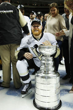 Pittsburgh Penguins right wing Patric Hörnqvist (72) takes