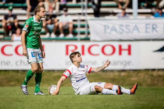 Assyriskas Fredrik Holster sittandes på marken