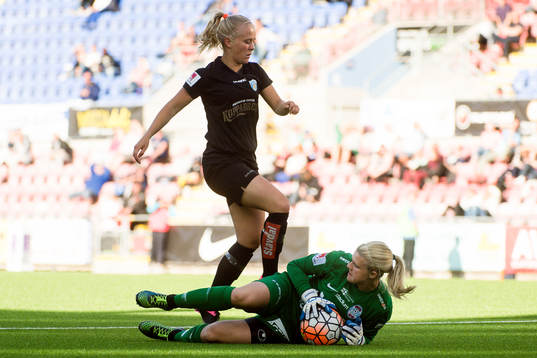 Göteborgs Adelina Engman och Eskilstunas målvakt Emelie