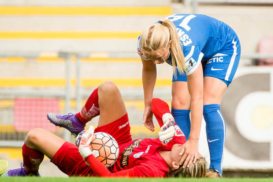 Göteborgs målvakt Jennifer Falk har ont