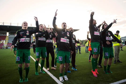 Dalkurds spelare jublar mot publiken