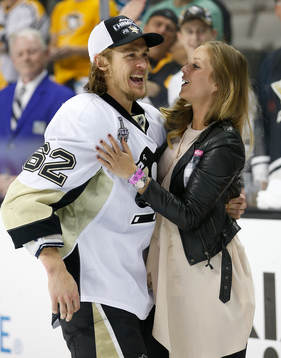 Pittsburgh Penguins left wing Carl Hagelin (62) kisses his