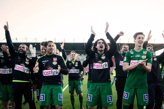 Dalkurds spelare jublar mot publiken